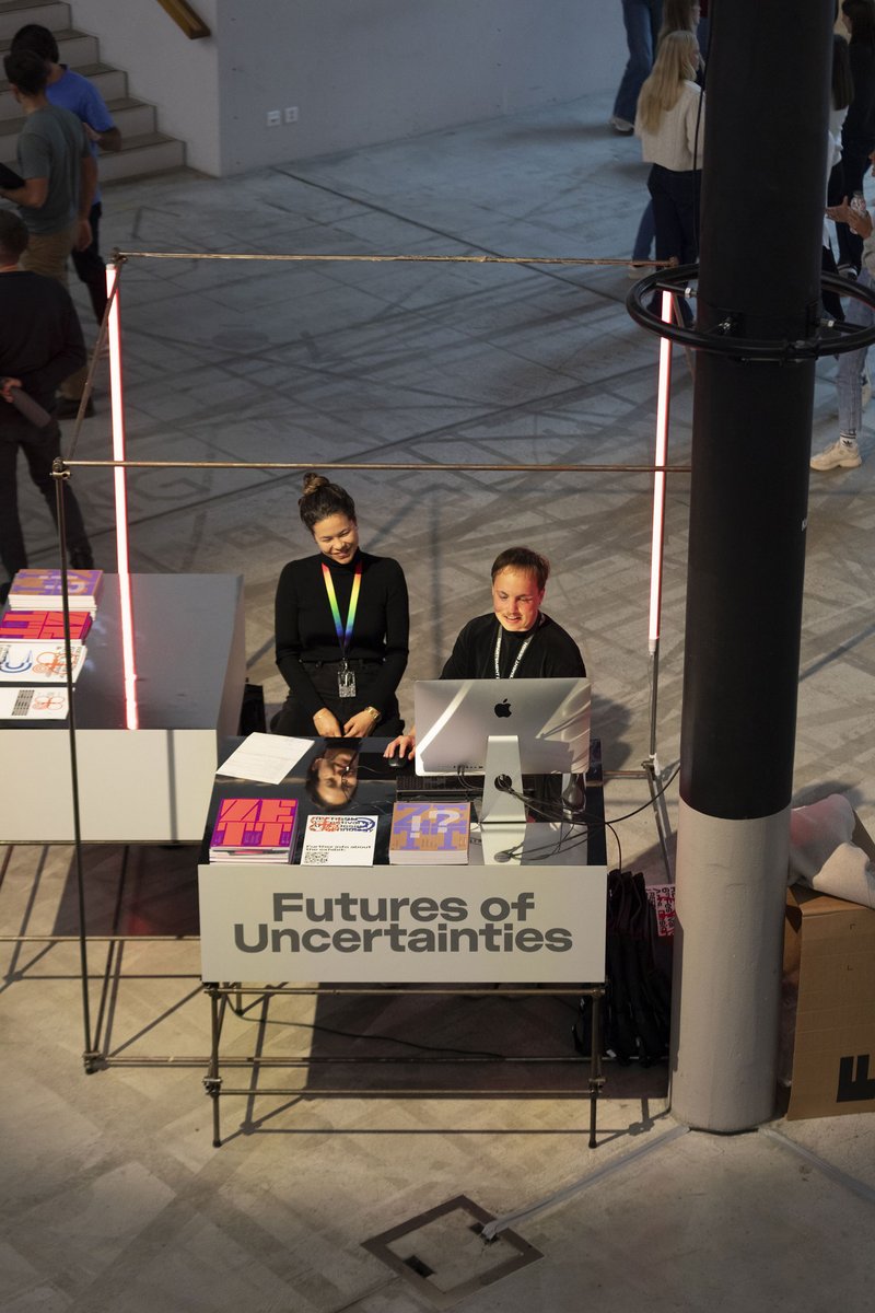 Der REFRESH-Infodesk in der Eingangshalle mit zwei Personen besetzt. © David J äggi.