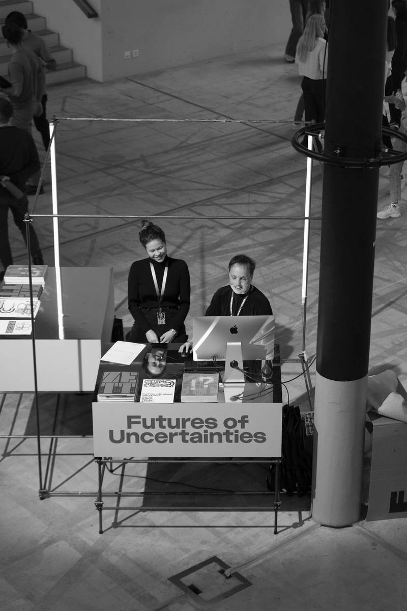Der REFRESH-Infodesk in der Eingangshalle mit zwei Personen besetzt. © David Jäggi.