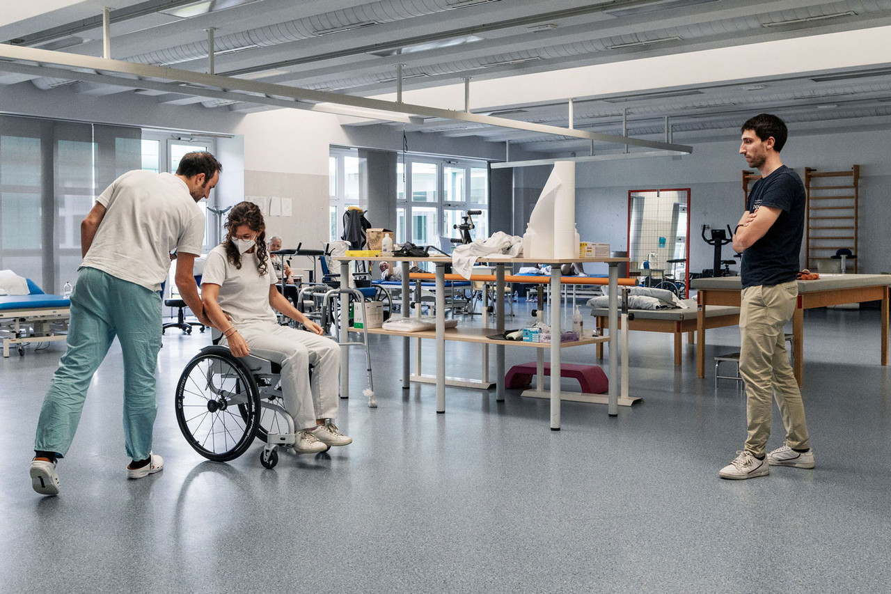 Das neuartige Handrollstuhl-Lenksystem bei Feinjustierungen im Spital Domus Salutis in Brescia, Italien ...