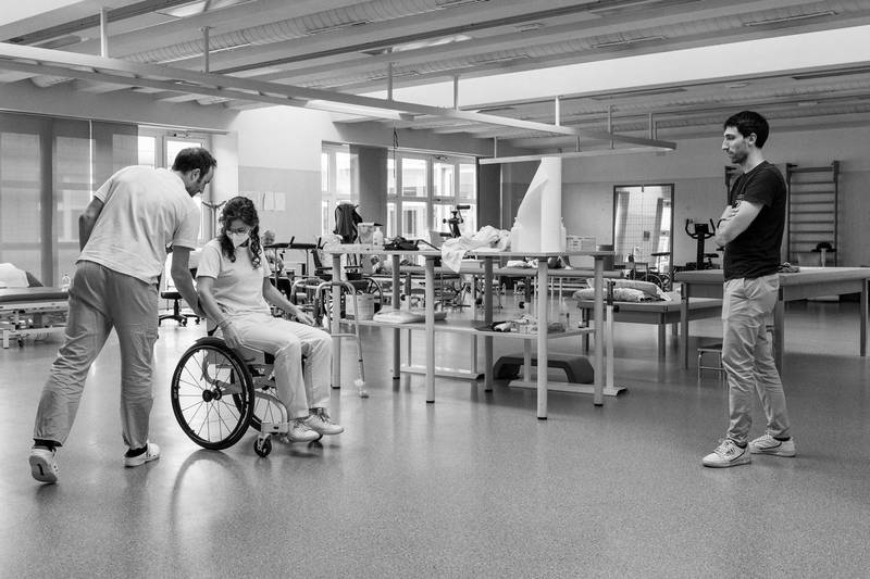 Das neuartige Handrollstuhl-Lenksystem bei Feinjustierungen im Spital Domus Salutis in Brescia, Italien ...