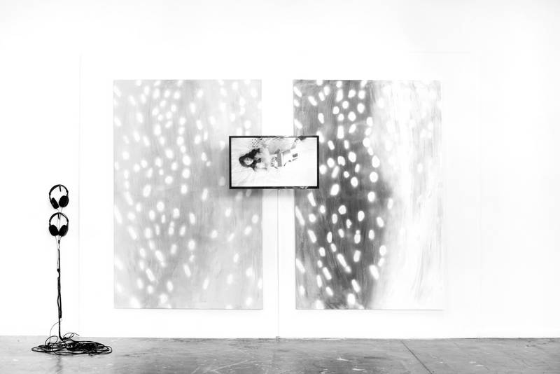 g.i.r.l (GIRL IN REAL LIFE) 2025 Acryl auf Leinwand, Bildschirm, Kopfhörer 270x350cm, 3' 22''