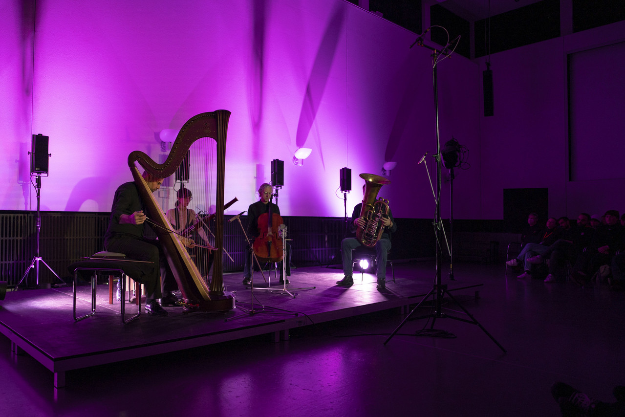 Performance of Eliane Radigue's «Occam Ocean» at the «Sonic Matter» festival. December 3, 2022. ©2022, Kira Kynd.