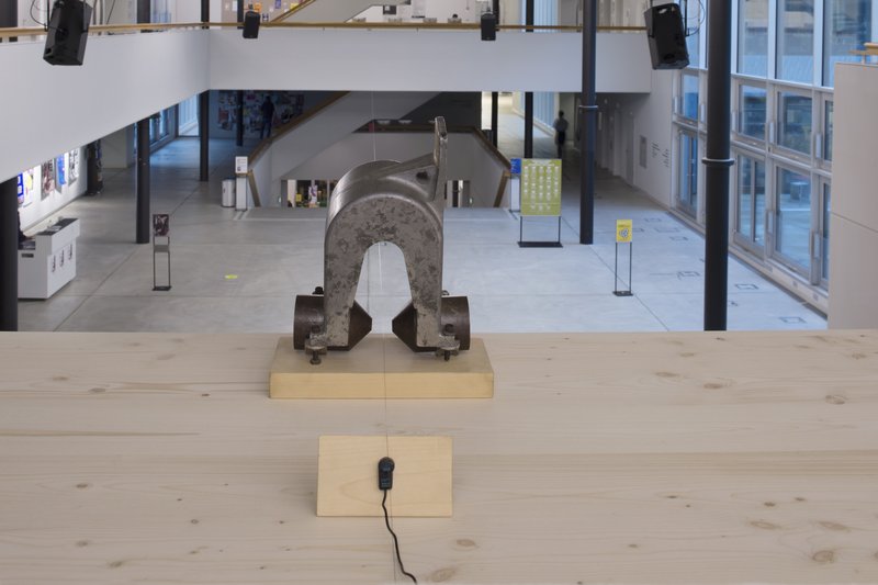 [Translate to English:] Alvin Lucier, Music on a Long Thin Wire, 1977
