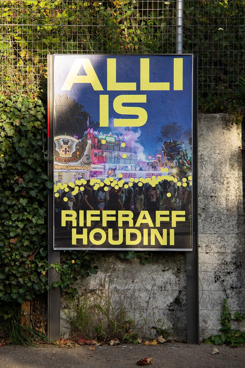 riffraff2.jpg Plakat der Kampagne «Alli is Riffraff/Houdini» in der Stadt vor einer Gartenmauer. Auf dem Plakat sind viele Menschen auf einem Jahrmarkt zu sehen, alle Gesichter sind kleine gelbe Punkte. Gelbe Schrift: «Alli is Riffraff/Houdini».