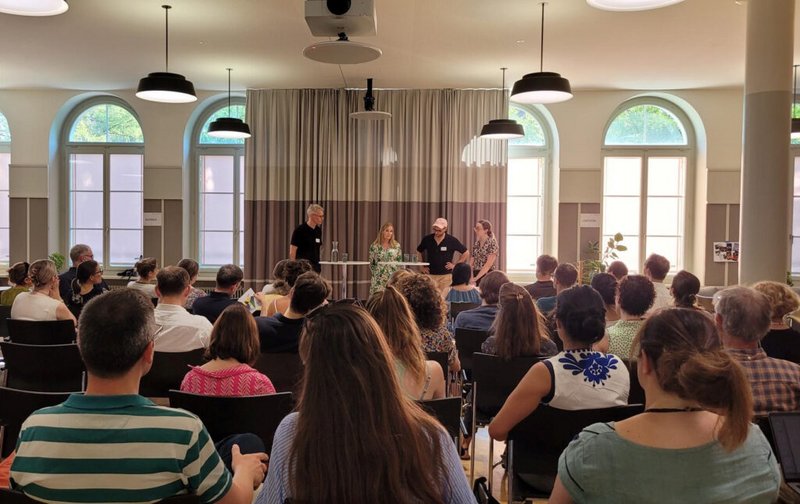 (v.l.n.r.) Birk Weiberg im Gespräch mit Eliane Burri, Marcel Bleuler und Hanna Della Casa. Foto: Sabine Dani.