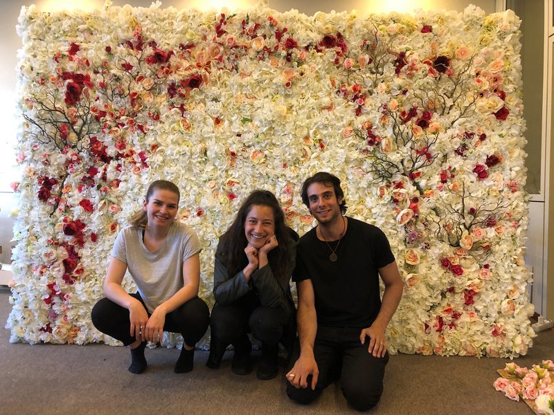Die Studierenden am Set: Lena Wenig, Nura Eissa und Jacopo Giulini. Foto: © Silke Fischer