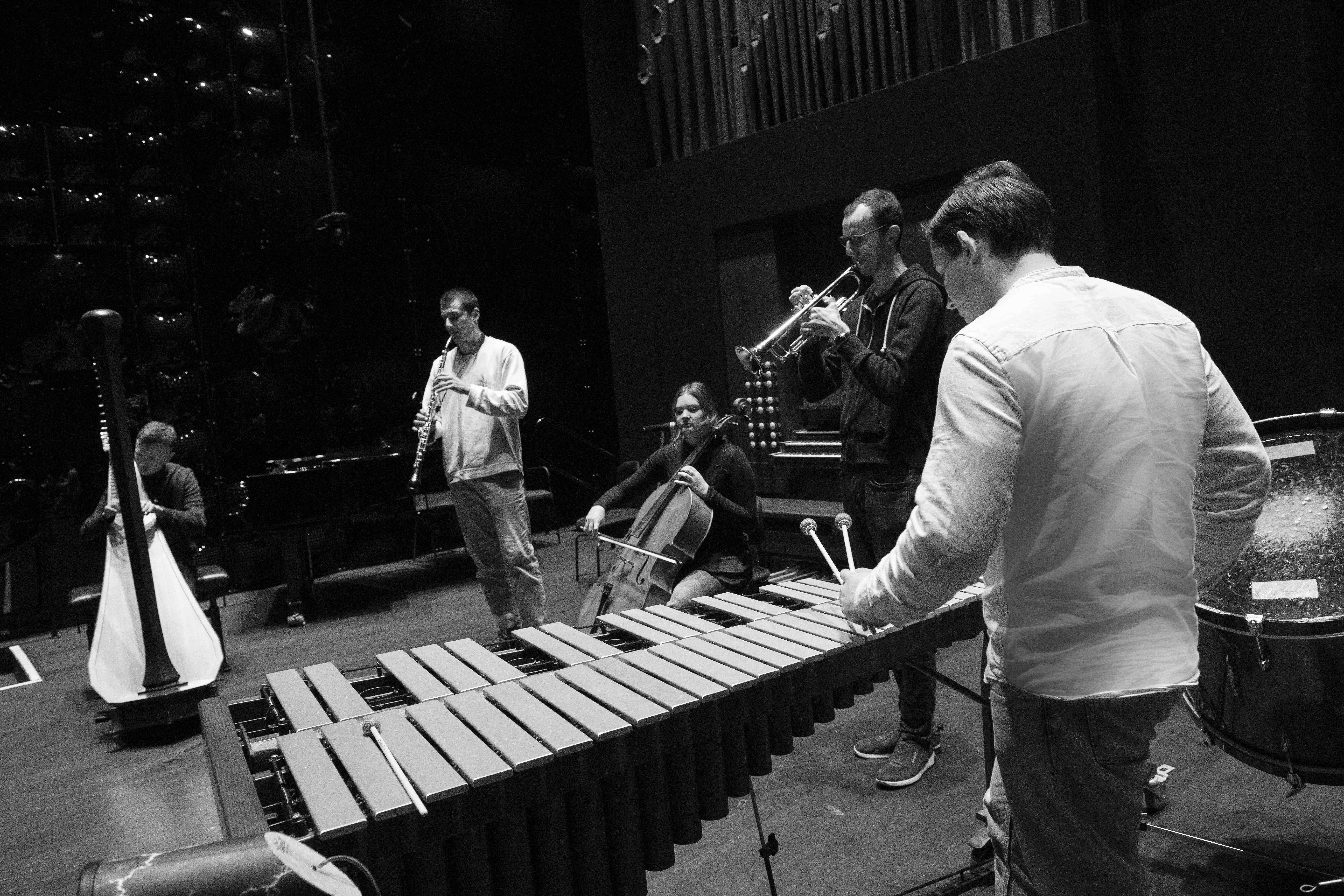 Improvisationsklasse Lucas Niggli im Orgelsaal der ZHdK (Foto c Regula Bearth)