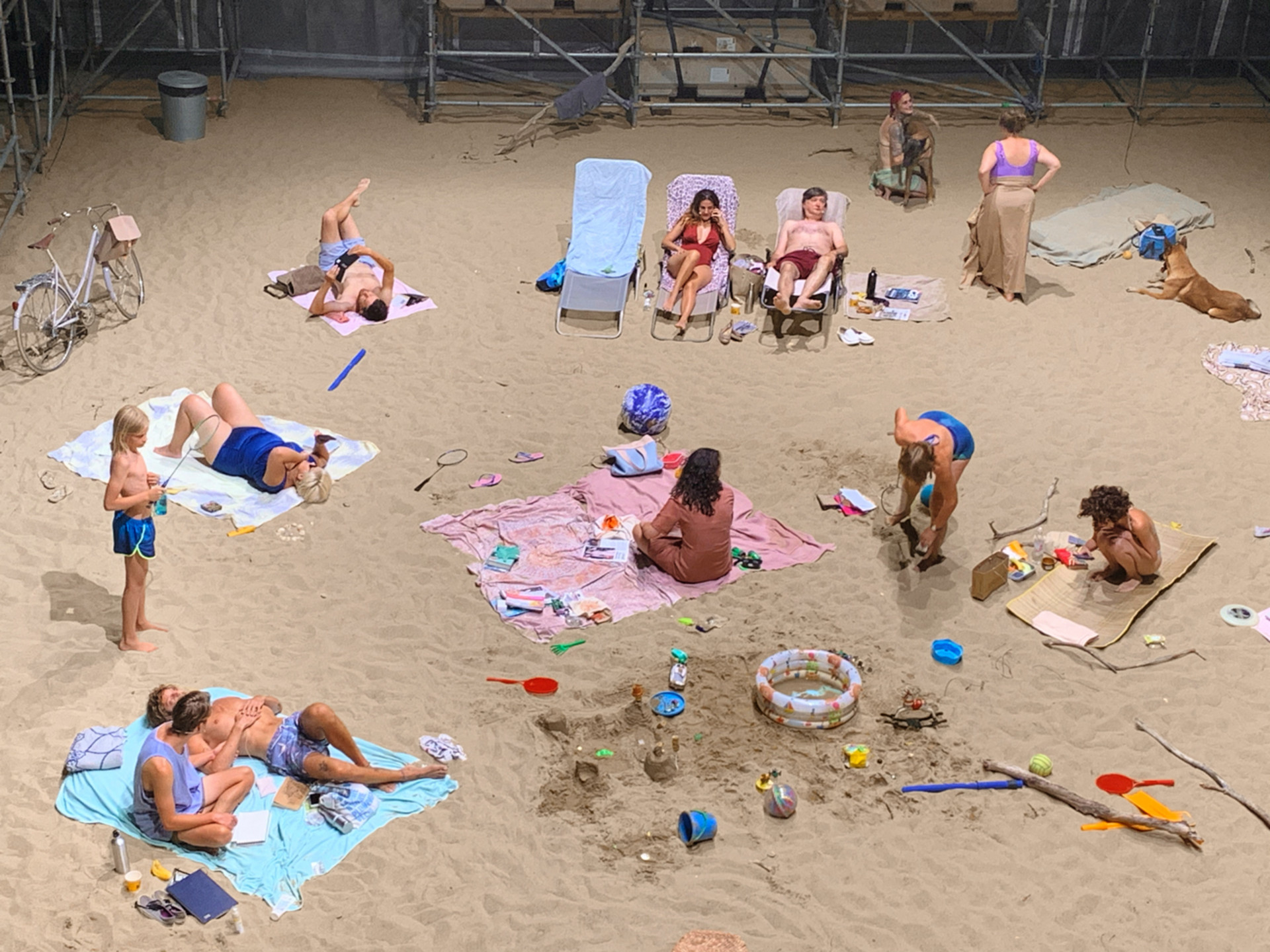 Bild: Menschen am Strand liegend