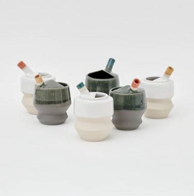 Handgefertigte Schnabeltassen aus Ton © finally.