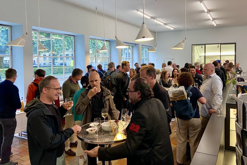 Gäst:innen beim Apéro an der Strategic Design Lecture der ZHdK