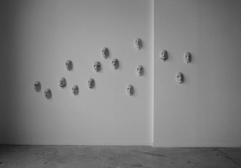 THE FACE I KEEP REMAKING (PERSONAL MAKEUP ARCHIVE) 2025 - laufend Wandinstallation, Gipsabdrücke bemalt mit Makeup Variable Gesamtgrösse, Gipsabdrücke je 15 x 22 x 15 cm