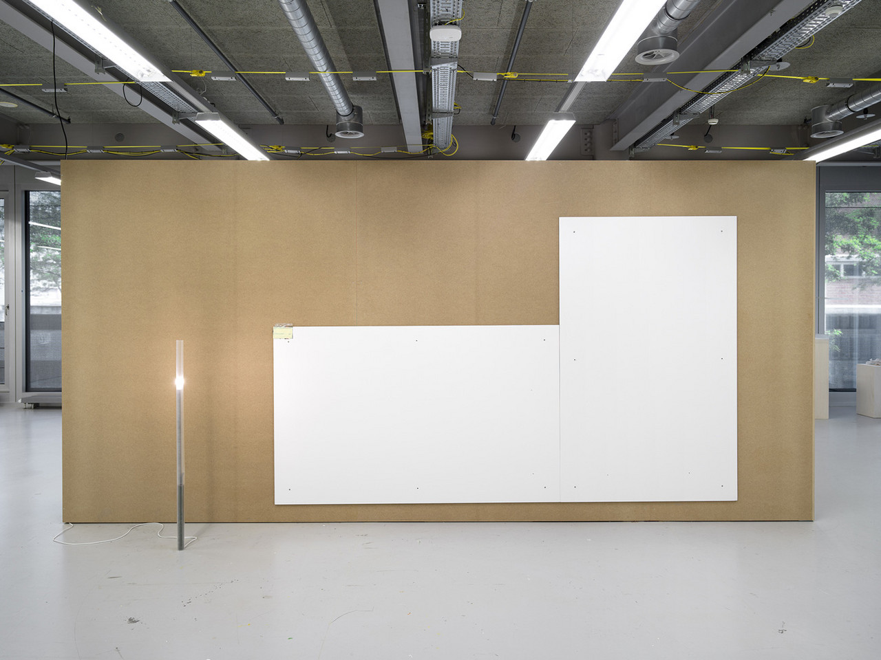 EMPIRE 2025 Lampe, Kunststoff, Metall 125 x 4 x 4 cm  UNTITLED 2025 Persönliche Recherche des Künstlers, ursprünglich angefordert in Raum 300 der New York Public Library, Aluminiumplatten 190 x 310 cm