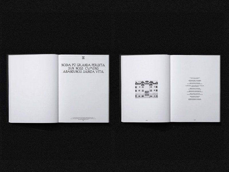 Zwei Doppelseiten aus dem Buch nebeneinander.