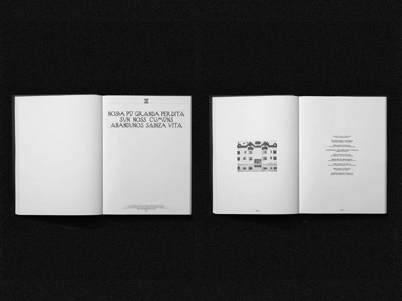 Zwei Doppelseiten aus dem Buch nebeneinander.