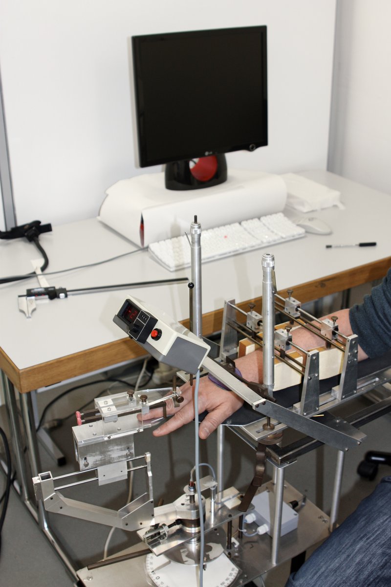 Forschung an der ZHdK: Im Handlabor werden Musikerhände untersucht und die Musikerinnen und Musiker aufgrund ihrer individuellen Handprofile und Instrumente beraten. Foto: © Zürcher Zentrum Musikerhand, ZHdK