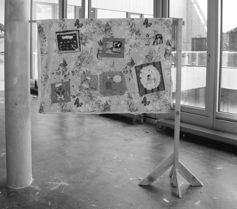 14.01.2025 - 27.04.2025 2025 Stoffe von Freundinnen, Faden, Garn, Pompons, Knöpfe, Reissverschluss, Schrauben, Holz 180 x 150 cm