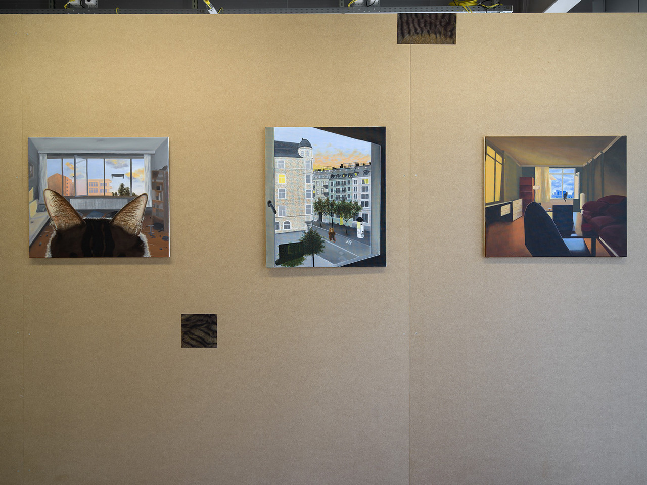 THE CONTACT ZONE 2025 Öl auf Leinwand 60 × 70 cm  GÖZÜ YOLLARDA KALMAL (HAVE BEEN WAITING FOR A LONG TIME/EYES ON THE ROAD) 2025 Öl auf Leinwand 60 × 70 cm  FAKE IT TILL YOU HATE IT 2024 Öl auf Leinwand 60 x 70 cm  THE SENSORY BOND 2025 Weiche Pastellkreide auf Papier 28 x 24 cm, 28.5 x 15.5 cm, 17.5 x 17.5 cm (dreiteilig)