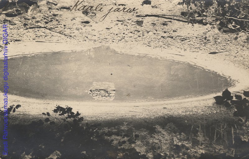 Eine Postkarte von 1918 (auf dem Kopf stehend), auf der der Kaali-Meteoritenkratersee in Estland abgebildet ist (Bild aus dem digitalen Archiv der estnischen Nationalbibliothek). 
