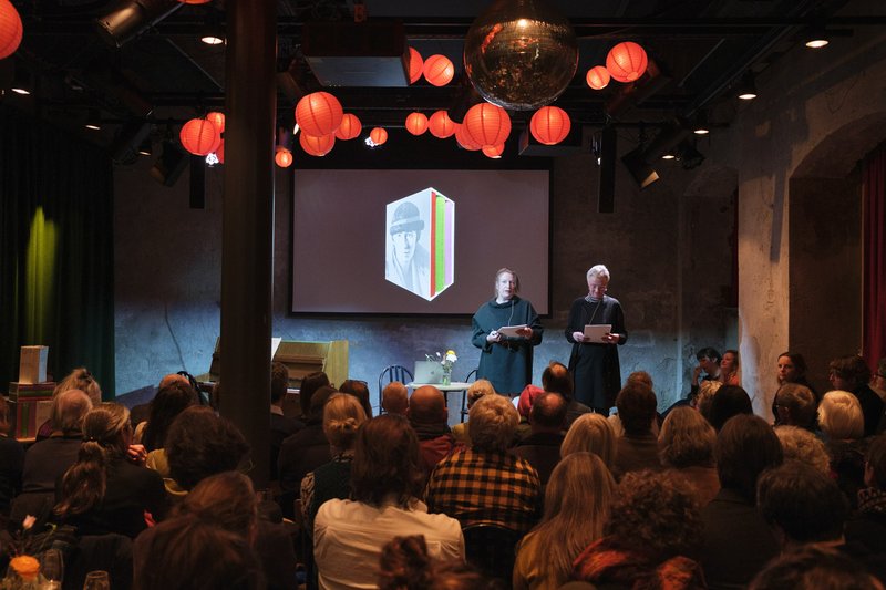 Buchvernissage, im Bild: Medea Hoch und Walburga Krupp (Hg., zus. mit Sigrid Schade), © Cabaret Voltaire, Romain Mader