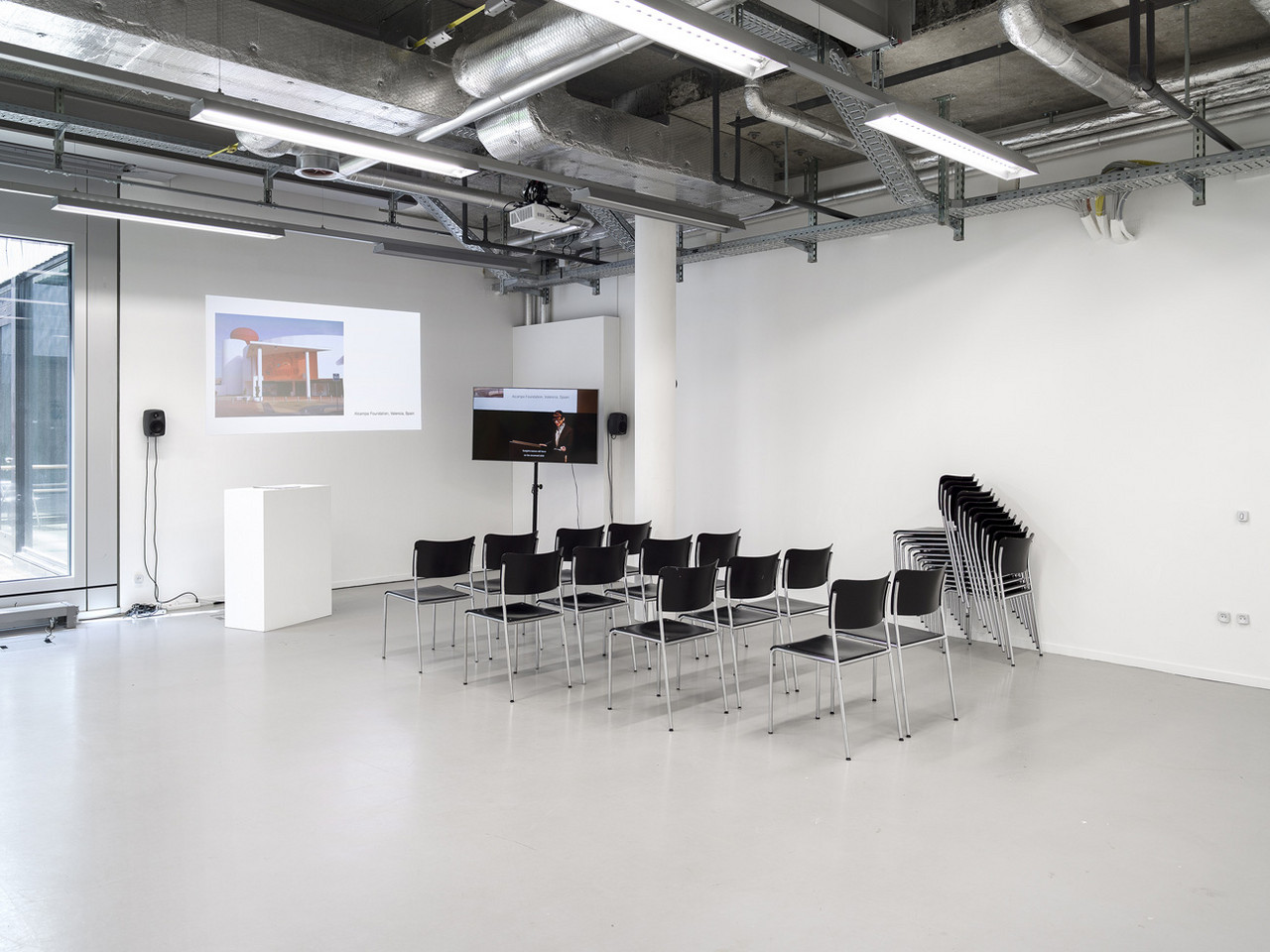 LECTURE ON RAFAEL ALCAMPO BY SIYLVIA P- GREENWOOD 2025 Einkanal-Video auf Monitor (Farbe, Ton, 20 Min.), Projektion (Diashow, 17 Min.); Stühle, Sockel Variable Dimensionen  Performance: Lecture on Rafael Alcampo by Sylvia P. Greenwood, 2025, 20 min