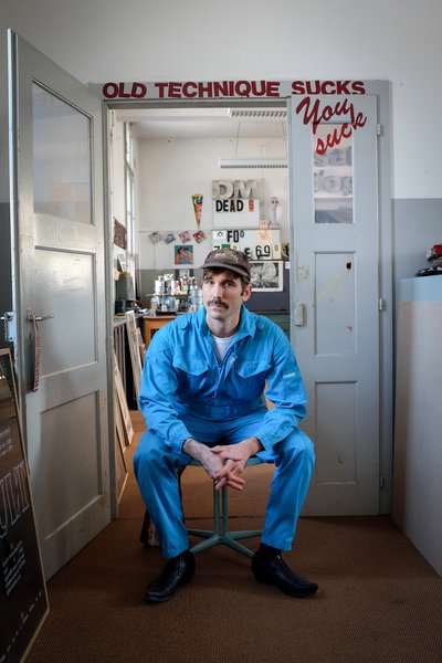 Dafi Kühne in his printing studio in Näfels/Glarus. Photo: Hanna Jaray. © Gewerbemuseum Winterthur.