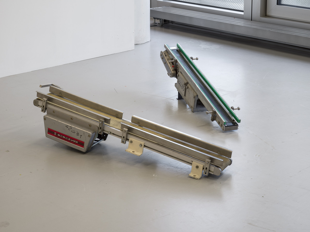 C-M-C (COMMODITY-MONEY-COMMODITY) 2024 Förderbänder 100 cm x 18 cm x 20 cm, 100 cm x 16 cm x 22 cm 