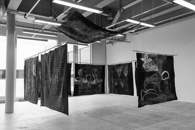 KNOCK KNOCK 2025 Multimedia Installation; Öl und Ölpastell auf nachträglich gebleichten Stoffen vom Fula Volk (Traditionelle Stoffe, gefärbt von Musa Jaiteh aus Gambia) 350 x 415 x 343cm (Grösse variabel)