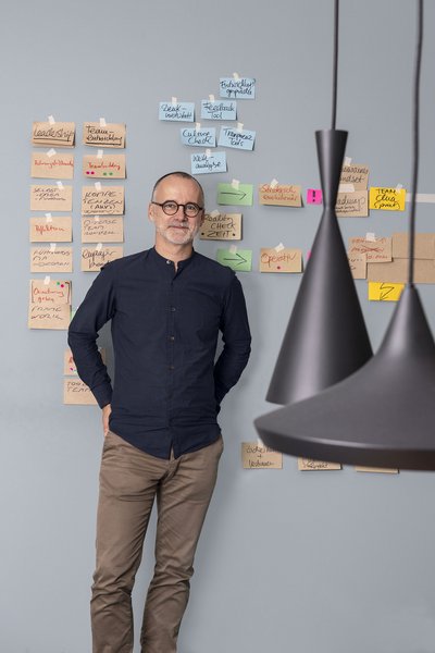 Uli Gröber setzt sich in seinem Masterprojekt mit mit der Entwicklung und Implementierung von Geschäftsmodellen im Bereich «Beyond Retail» auseinander. Foto: Regula Bearth © ZHdK