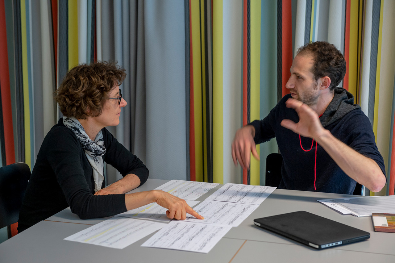 Fotoaufnahme einer Studiensituation im Schwerpunkt Analyse und Vermittlung (MA Composition and Theory)