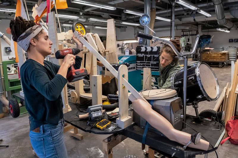 Unterrichtssituation in der Holzwerkstatt. Foto: Betty Fleck © ZHdK