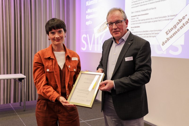 Caroline Süess von der Hochschulkommunikation der ZHdK nimmt die SVIK-Auszeichnung von Juryhead Joachim Tillessen für das Konzept interne Kommunikation der ZHdK entgegen. Foto: Charline Giebel © SVIK