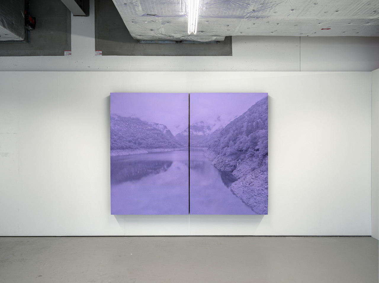 WE USED TO BE A RIVER 2024 Tintenstrahldruck, verkohltes Holz, Beton, Erde, Karton, Metall, Kohle 180 x 230 x 10 cm