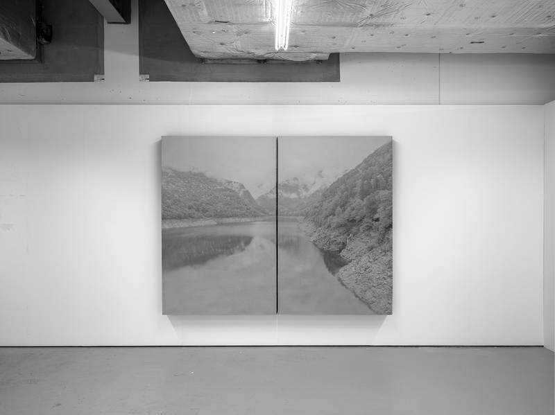 WE USED TO BE A RIVER 2024 Tintenstrahldruck, verkohltes Holz, Beton, Erde, Karton, Metall, Kohle 180 x 230 x 10 cm