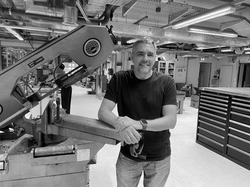 Mann in ZHdK Werkstatt