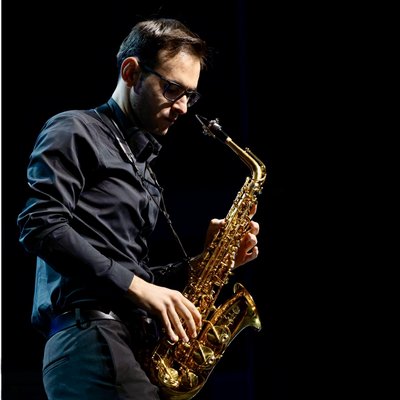 Alejandro mit Instrument