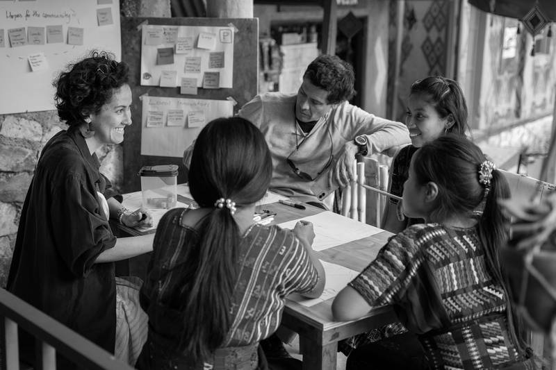 CAS-Teilnehmerin mit einer Dorfgemeinschaft in Guatemala