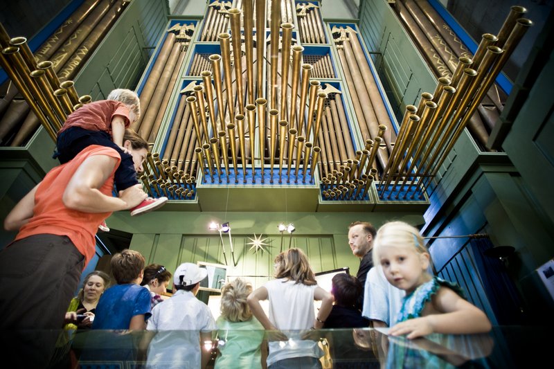 Foto: Personen stehen vor einer grossen Orgel