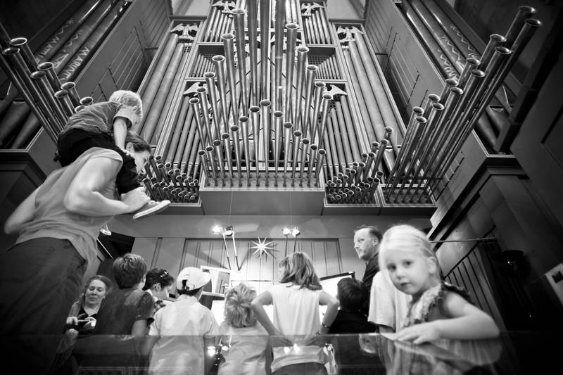 Foto: Personen stehen vor einer grossen Orgel