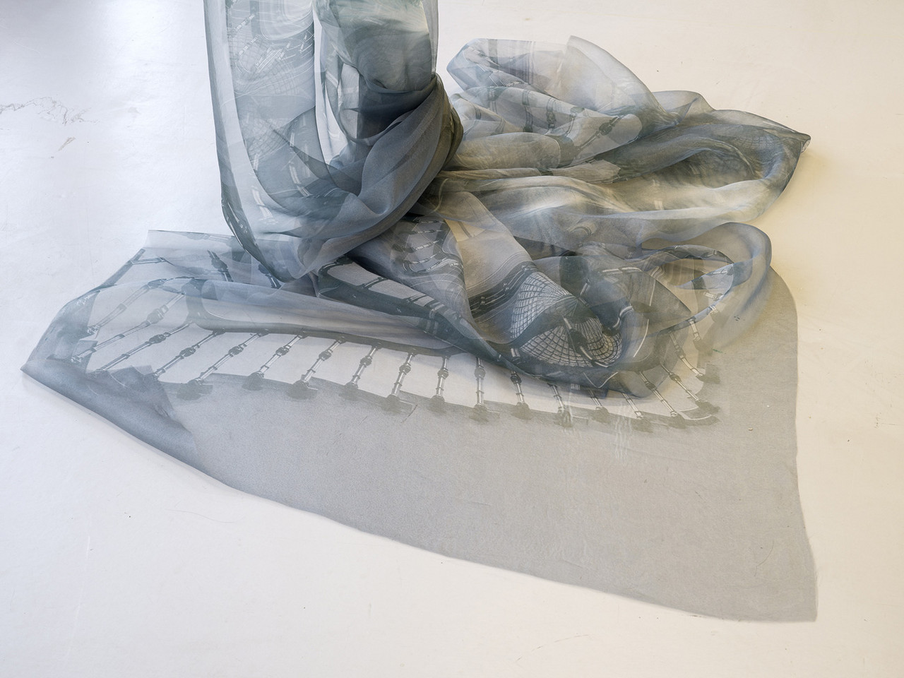 (…) THE THING ITSELF ALWAYS SLIPS AWAY 2025 ​​​​​​​Sublimationstransferdruck auf Polyester, Metallstab 300 x 300 cm