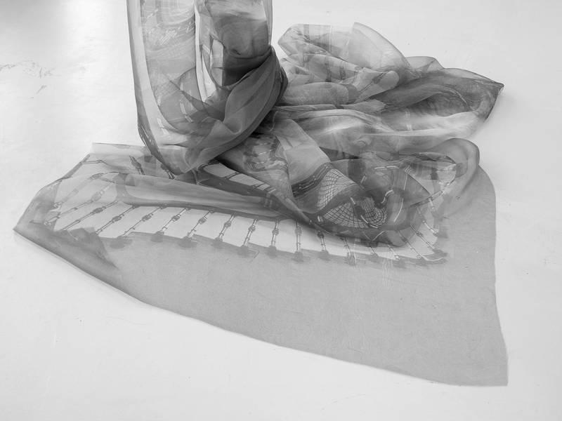 (…) THE THING ITSELF ALWAYS SLIPS AWAY 2025 ​​​​​​​Sublimationstransferdruck auf Polyester, Metallstab 300 x 300 cm