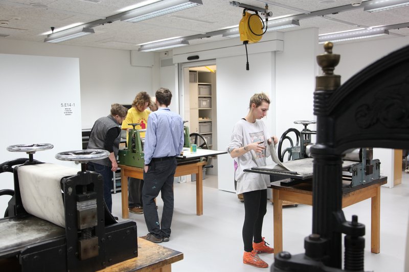 Nebst einer zeitgemässen Ausrüstung für moderne Techniken bieten die Werkstätten auch die Möglichkeit, klassisches Handwerk zu erlernen.