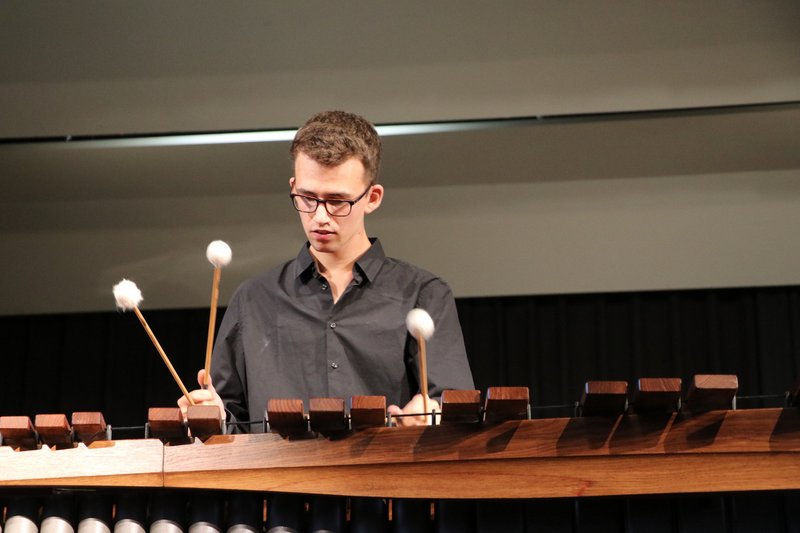 Cédric Gyger musizierend