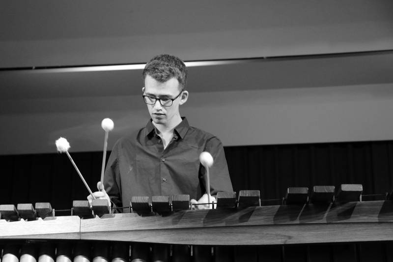 Cédric Gyger musizierend