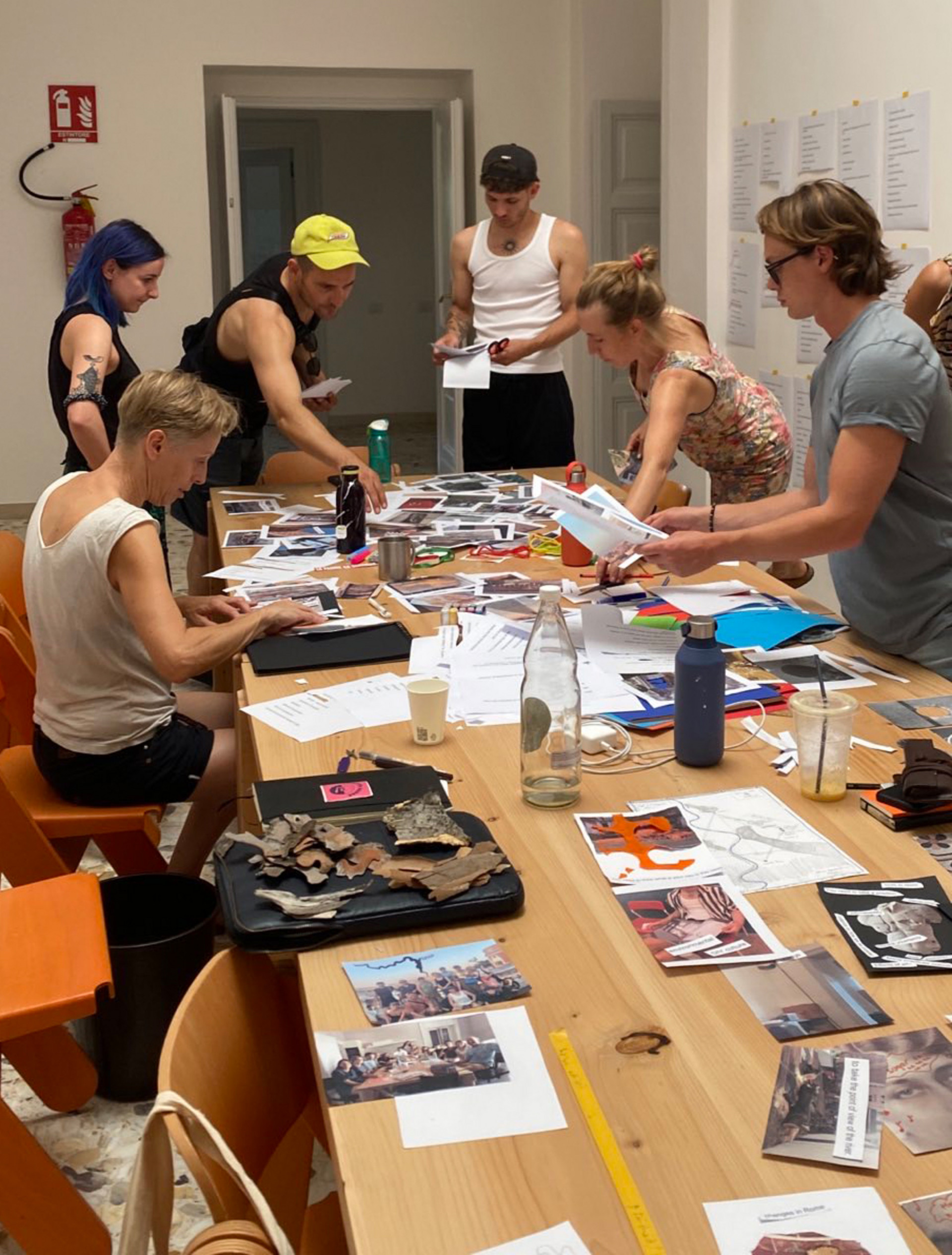 Foto: Summer-School-Teilnehmende bei der Produktion des Zines für die Abschlussveranstaltung