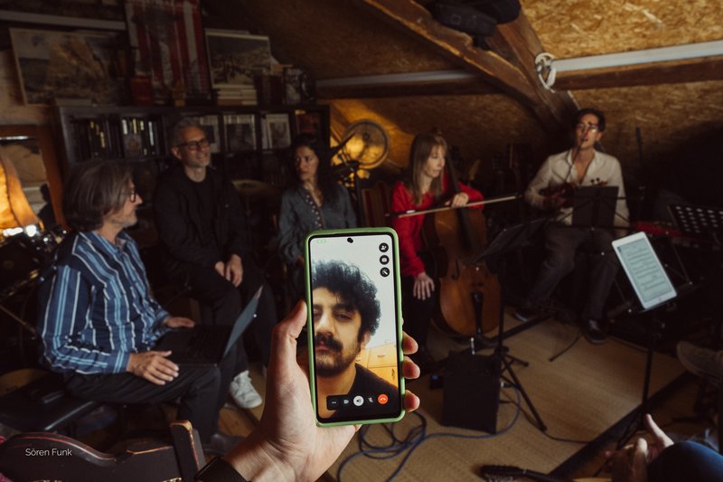 First rehearsals in April with the soloists and André Bellmont (left in picture). Mehdi Rajabian is joining in live via video call.
Credits: Sören Funk 