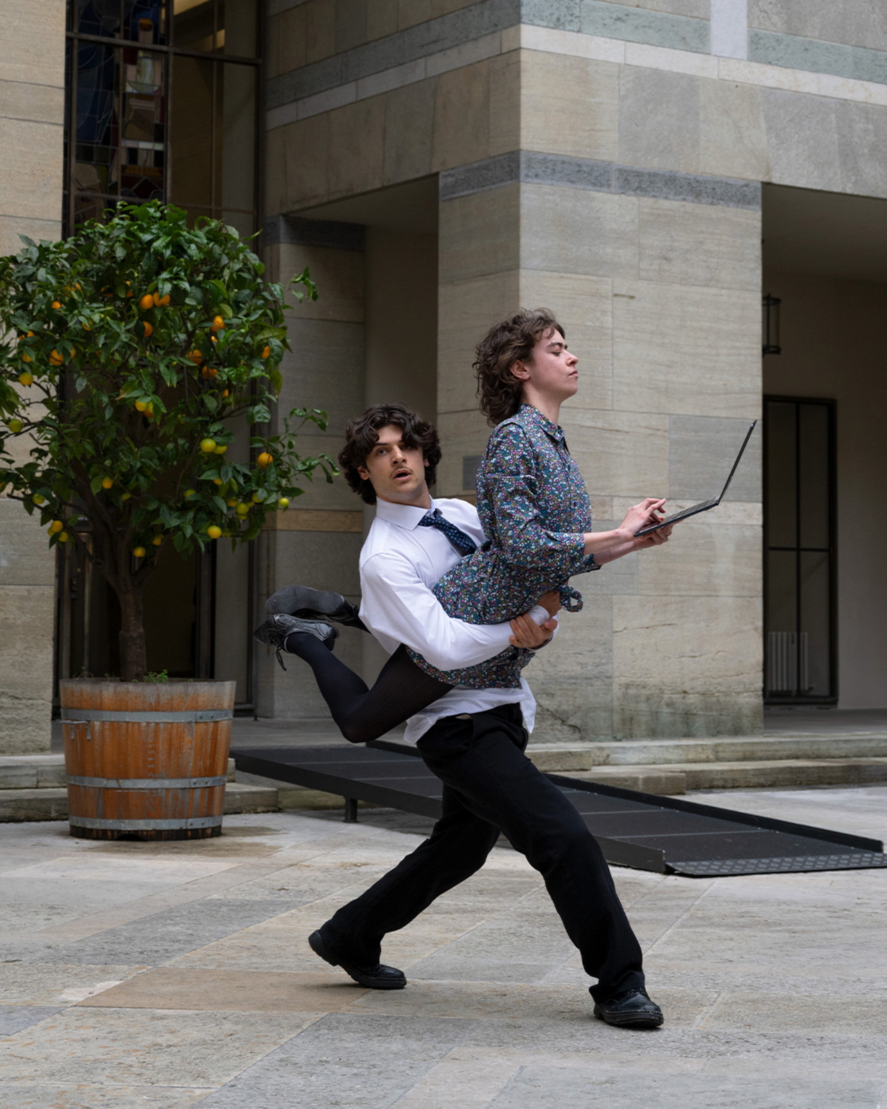 LAPTOP PEACE WITH OBLIQUE CASUALTY 2025 Performance, mit Alessandro Schneiter  OBLIQUELY YOURS 2025 Video/Audio, 3’30’’ mit Tomás Bashe Fernández de Gamboa  Fotocredit: ACT Basel, Kunstmuseum Basel, 2025, Finn Curry