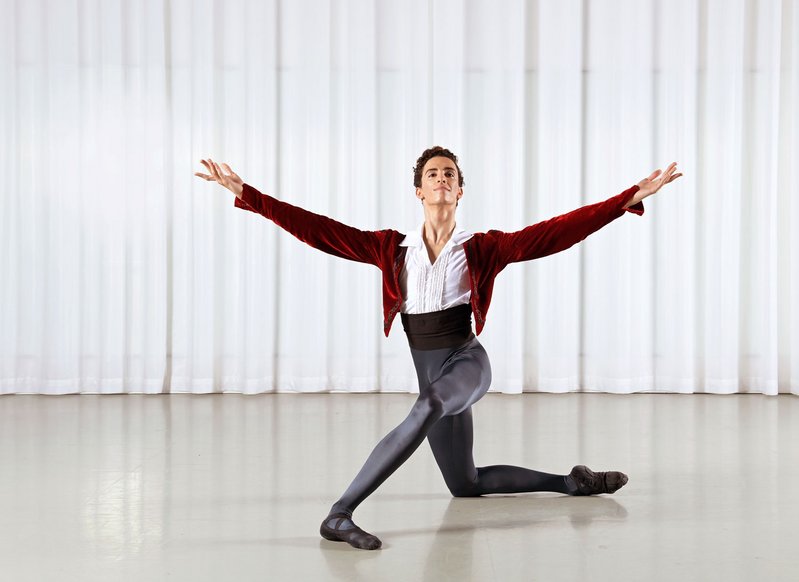 Bild: Luca Abdel-Nour in Tanzpose