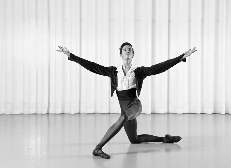 Bild: Luca Abdel-Nour in Tanzpose