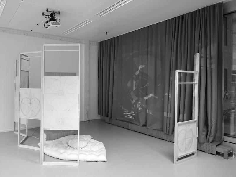 LIFE IS A QUIET ADVENTURE 2025 ​​​​​​​Einkanal-Videoinstallation (4:17 min, Farbe, Ton), Holz, Reispapier, Ölpastell 350 x 400 cm