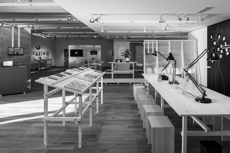 Bild: Ausstellungsobjekte auf Tischen
